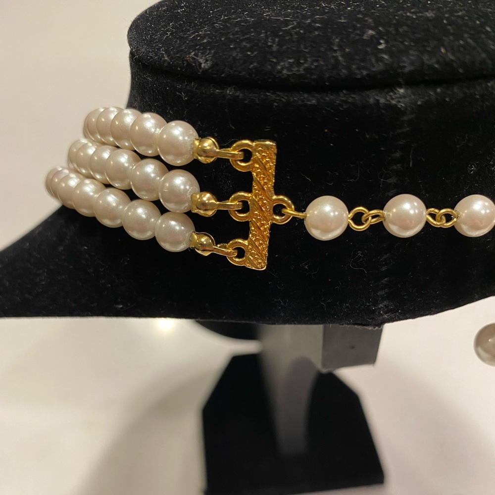 Tri- Layered Lightweight Pearl Necklace 💋 - Picture 2 of 16
